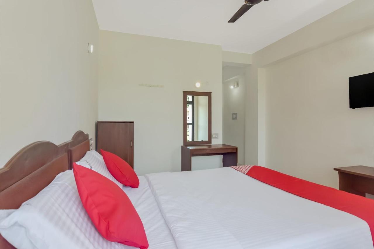 Oyo 13581 Hotel Raj Madikeri Exterior foto